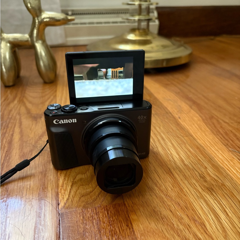 Canon PowerShot SX730 HS Digital Camera with Flip Screen 20.3MP
40x Optical Zoom - Picture 3 of 8